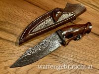 Jagd-/ Sammlermesser aus Damast mit sehr schönem Holz-Griff und eleganter Lederscheide 