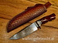  Jagd-/ Sammlermesser aus Damast mit Braunem Holz-Griff und stabiler Lederscheide 