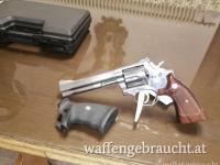 VERKAUFT! Smith & Wesson 686 im Kaliber .357 Magnum mit 6 Zoll Lauflänge, Transportkoffer und zweitem Griff