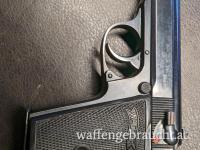 Walther PP im Kal. 7,65 mit zusätzlichen Holzgriffschalen und Lederholster