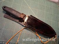 Taktisches Messer mit massiver handgenähter Scheide.