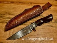  Jagd-/ Sammlermesser aus Damast mit Braunem Holz-Griff und stabiler Lederscheide 