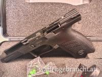 Griffstück einer CZ P-10 SC / P-10C mit Reservemagazin, Koffer, Handbuch