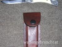 Klappmesser mit weißem Griff und Ledertasche
