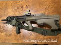 STG77 Steyr AUG Z Oliv Natogrün mit Kawatec Abzug, Magazinhalter und diversem Tuning. Optional 5x 30 er Magazine+Schnelllader