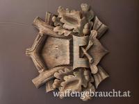 Diverse geschnitzte Trophäenschilder