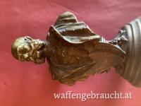 Schwere Bronzeartige Metallische Figur