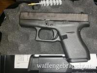 Glock 42 im Kaliber .380 ACP mit zweitem Magazin, Ladehilfe, Putzzeug und Transportkoffer