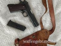 Colt 1911A1 mit Holster und zweitem Magazin 