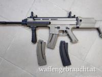 Schöner KK Halbautomat mit 3 Magazinen (20 Schuß) . Klappschaft.