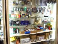 Vitrine von Tegometall mit Glasschiebetüren 