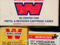 Büchsenpatronen .38-40 Winchester und Hülsen sowie .307 Winchester