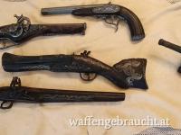 Sammlung von Dekowaffen und Replikas