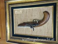 Historische Perkussionspistole (aptiert von Steinschloss) datiert 1839 – im Prunkrahmen